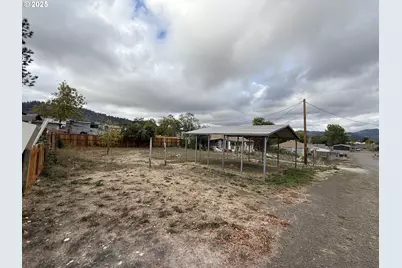 271 SE Robinson St, Winston, OR 97496 - Photo 4