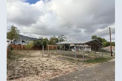 271 SE Robinson St, Winston, OR 97496 - Photo 6