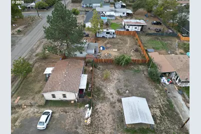 271 SE Robinson St, Winston, OR 97496 - Photo 18