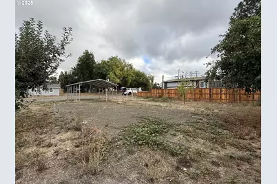 271 SE Robinson St, Winston, OR 97496 - Photo 10