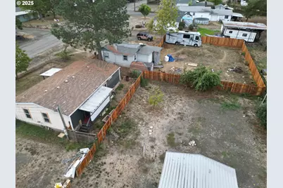 271 SE Robinson St, Winston, OR 97496 - Photo 16