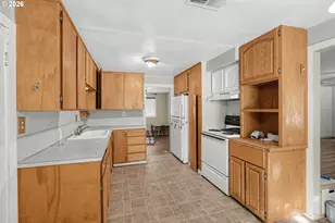 218 SW Westholm Ave, Grants Pass, OR 97526 - Photo 10