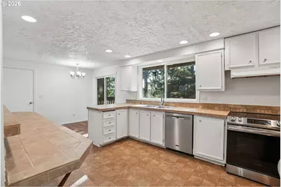 5568 SE Flavel Dr, Portland, OR 97206 - Photo 8