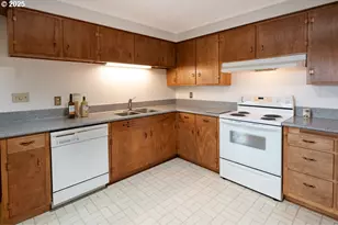 2545 Charnelton St, Eugene, OR 97405 - Photo 14