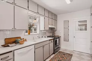 2015 SE Pine St, Portland, OR 97214 - Photo 12