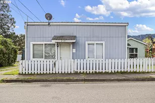 215 E 2nd Ave, Riddle, OR 97469 - Photo 6