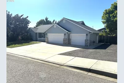 364 NW Teal St, Winston, OR 97496 - Photo 1