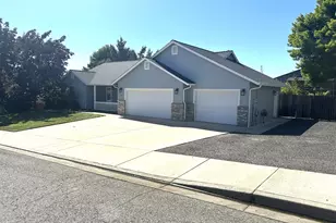 364 NW Teal St, Winston, OR 97496 - Photo 1