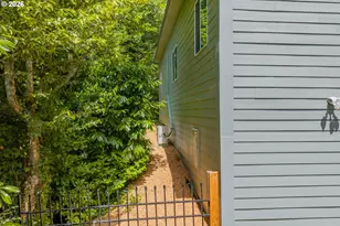 204 S Irving St, Coquille, OR 97423 - Photo 8