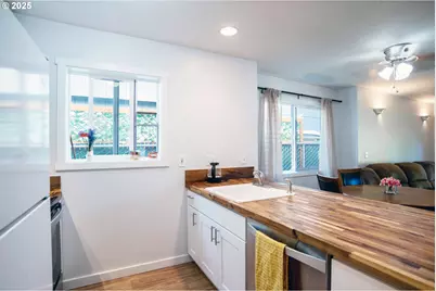 9809 N Exeter Ave, Portland, OR 97203 - Photo 12