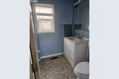 1589 NW Calkins Ave, Roseburg, OR 97471 - Photo 12