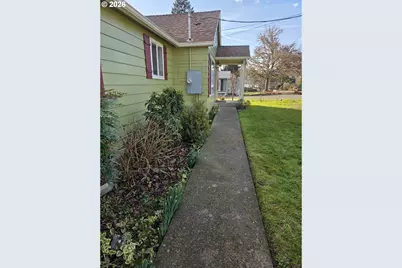 1589 NW Calkins Ave, Roseburg, OR 97471 - Photo 6