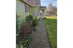 1589 NW Calkins Ave, Roseburg, OR 97471 - Photo 6