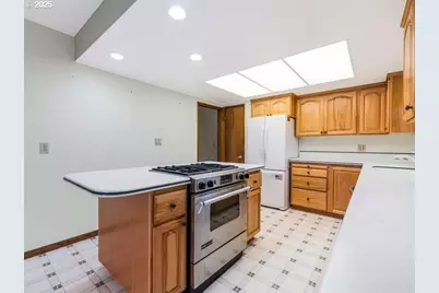 690 Marylhurst Dr, West Linn, OR 97068 - Photo 14