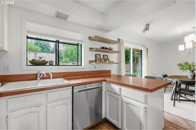 9245 SW 7th Ave, Portland, OR 97219 - Photo 12