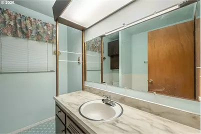 15727 SE Hawthorne Ct, Portland, OR 97233 - Photo 18