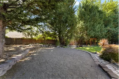 104 NW Dawnhill Ct, Grants Pass, OR 97526 - Photo 40