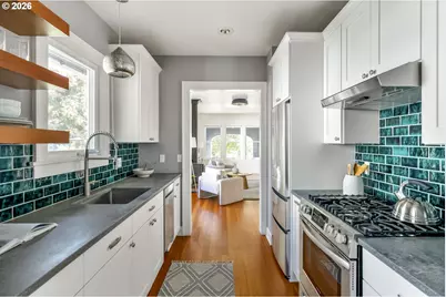 641 NE Holland St, Portland, OR 97211 - Photo 14