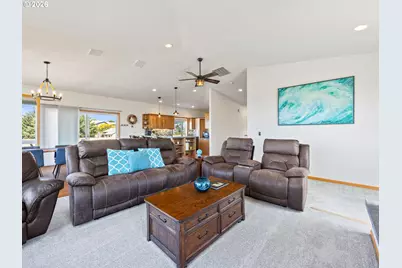 1015 NE 7th Dr, Newport, OR 97365 - Photo 4
