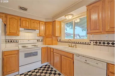 21 NE 199th Ave, Portland, OR 97230 - Photo 16