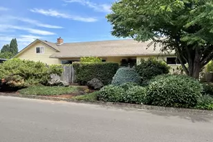 2641 Castle Dr, Springfield, OR 97477 - Photo 2