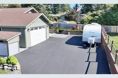 6925 Oakwood Ct, Brookings, OR 97415 - Photo 2