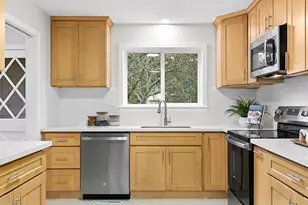 19765 NE Everett Ln, Portland, OR 97230 - Photo 4