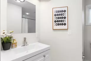 19765 NE Everett Ln, Portland, OR 97230 - Photo 12