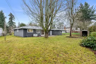 19765 NE Everett Ln, Portland, OR 97230 - Photo 18