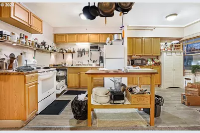 2634 NE Broadway St, Portland, OR 97232 - Photo 12