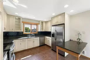 655 S 12th Ct, Coos Bay, OR 97420 - Photo 16