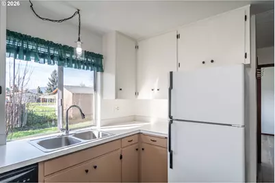 219 Hawthorne St, Sutherlin, OR 97479 - Photo 14