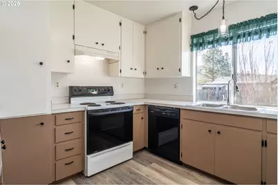 219 Hawthorne St, Sutherlin, OR 97479 - Photo 12