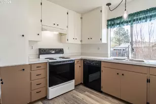 219 Hawthorne St, Sutherlin, OR 97479 - Photo 12