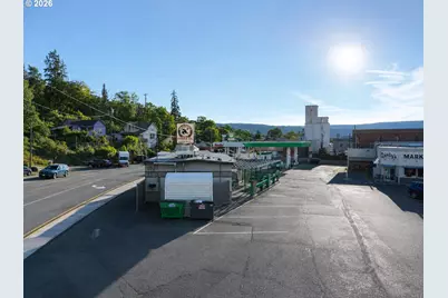 811 E 3rd St, The Dalles, OR 97058 - Photo 2