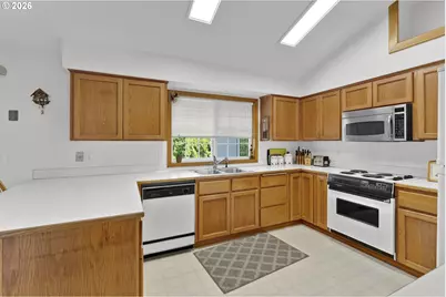 2362 Loch Dr, Springfield, OR 97477 - Photo 10