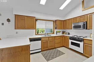2362 Loch Dr, Springfield, OR 97477 - Photo 10