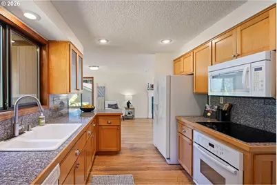 765 Foothill Dr, Eugene, OR 97405 - Photo 16