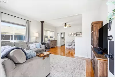 423 S 1st St, Silverton, OR 97381 - Photo 8