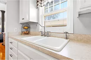 423 S 1st St, Silverton, OR 97381 - Photo 16