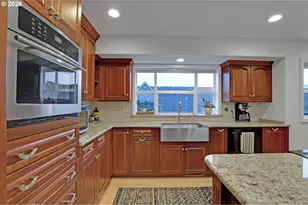 524 NE Bridgeton Rd, Portland, OR 97211 - Photo 12