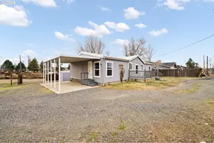 682 SE 10th St, Madras, OR 97741 - Photo 2