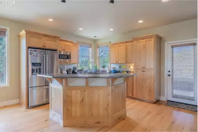 1202 SE Yarrow Ave, Madras, OR 97741 - Photo 2