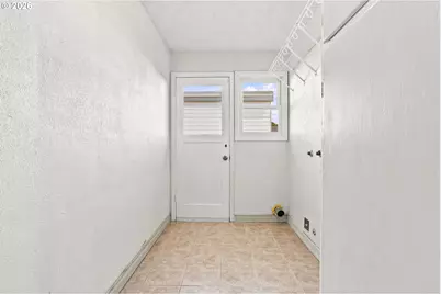 1099 Arcadia Dr, Eugene, OR 97401 - Photo 30