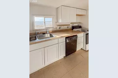413 NE Nash St, Roseburg, OR 97470 - Photo 8