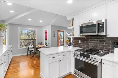 4674 SW Flower Pl, Portland, OR 97221 - Photo 12