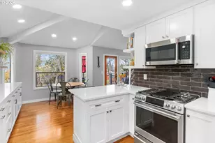 4674 SW Flower Pl, Portland, OR 97221 - Photo 12