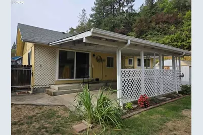 2118 SE Chinaberry Ave, Roseburg, OR 97470 - Photo 6