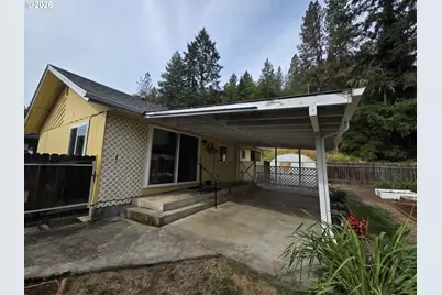 2118 SE Chinaberry Ave, Roseburg, OR 97470 - Photo 8