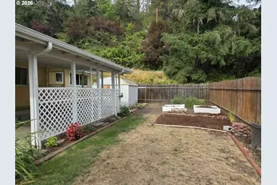 2118 SE Chinaberry Ave, Roseburg, OR 97470 - Photo 10